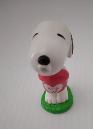 Snoopy Minature Figurine Kissing Kiss Me - We Got Character Toys N More