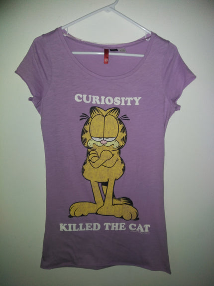 Garfield Purple T-shirt Curiosity Killed The Cat - We Got Character Toys N More